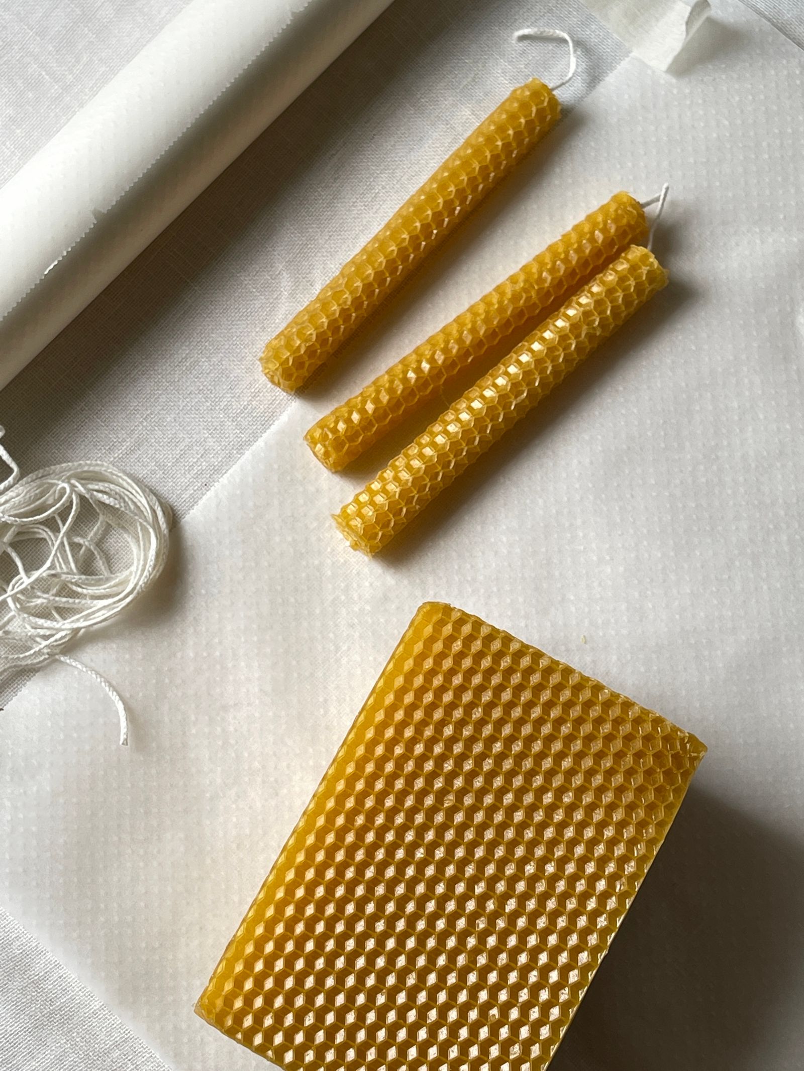 Handgefertigte Bienenwachskerzen im natürlichen Licht